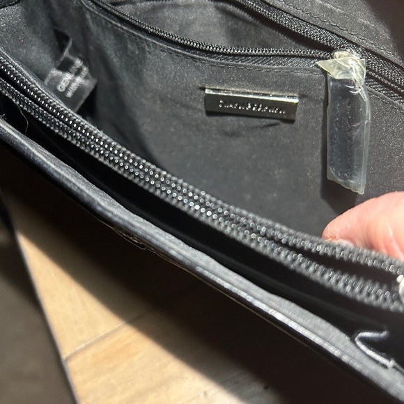 Giani Bernini Genuine Leather Cross Body 9”X6” Inside Lined in Black Cloth. EUC. - Picture 12 of 13